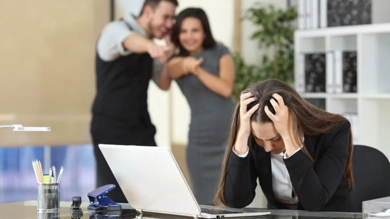 İşyerinde mobbing nedir, nasıl anlaşılır ve mobbing karşısında nasıl hak aranır? Psikolojik baskıya uğrayan çalışanların bilmesi gereken tüm yasal haklar ve başa çıkma yöntemleri bu rehberde!