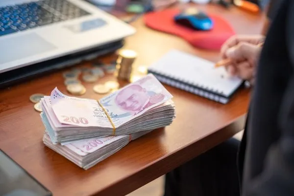 8. Dönem Toplu Sözleşme görüşmelerinde kritik gün. 2026 memur maaş zammı teklifi bugün açıklanıyor. İlk teklif, sendikaların talepleri ve masadaki oranlar burada.