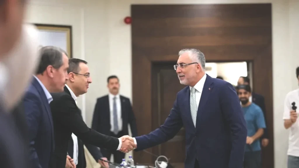 Milyonlarca memur ve memur emeklisini ilgilendiren 8. Dönem Toplu Sözleşme görüşmelerinde hükümetin zam teklifi belli oldu. Kamu işveren heyeti, 2026-2027 yıllarını kapsayan mali ve sosyal haklara ilişkin zam oranlarını açıkladı