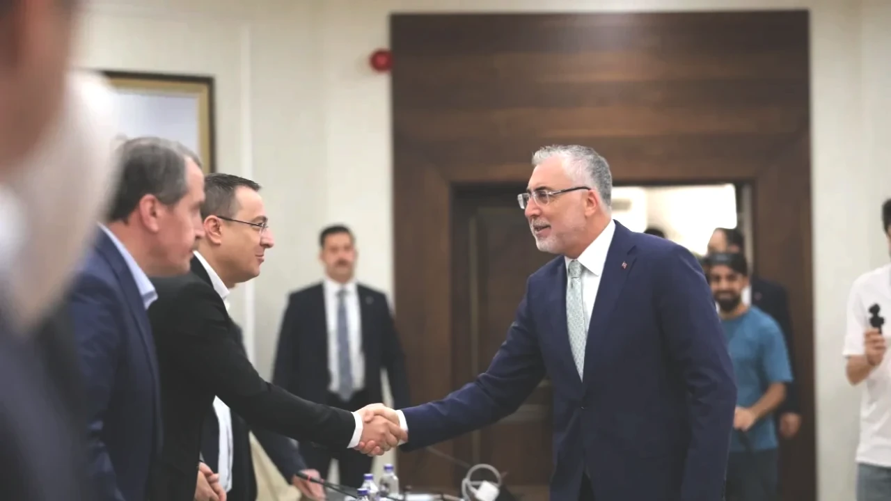 Milyonlarca memur ve memur emeklisini ilgilendiren 8. Dönem Toplu Sözleşme görüşmelerinde hükümetin zam teklifi belli oldu. Kamu işveren heyeti, 2026-2027 yıllarını kapsayan mali ve sosyal haklara ilişkin zam oranlarını açıkladı